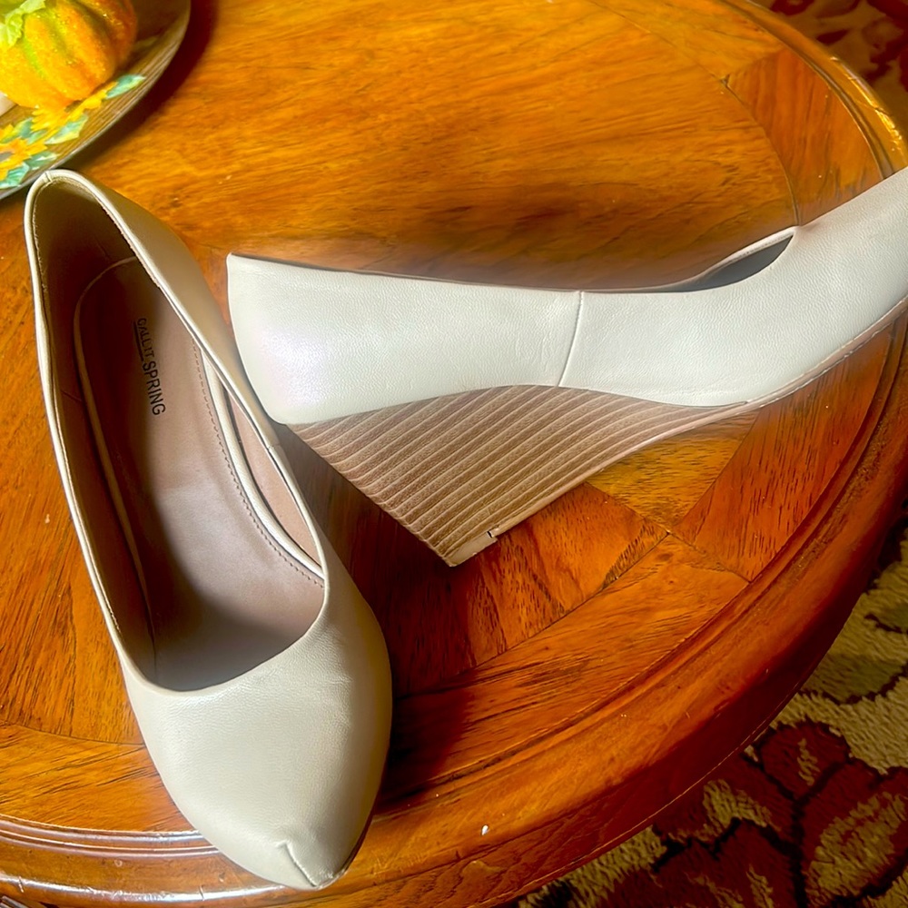 Nude wedges